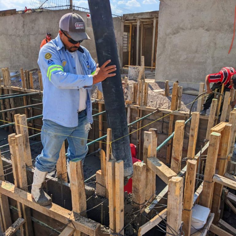 Fotografía de un albañil trabajando con GRUPO S3 donde realizan mantenimiento industrial