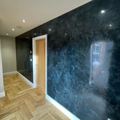 Pared con acabado de alto brillo oscuro y piso tipo espiga, factores clave para saber Cuánto cuesta una remodelación