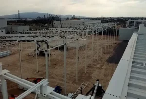 Vista aérea de un gran campo de soportes metálicos; esta infraestructura requiere saber Qué es el mantenimiento industrial.