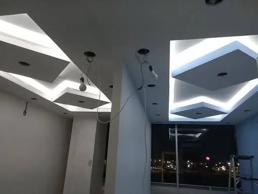 Techo falso de tablaroca con iluminación LED indirecta, un trabajo que determina Cuánto cuesta una remodelación moderna.