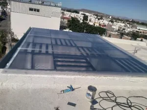 Estructura metálica para tragaluz de policarbonato celular, tipos de herrería moderna aplicada en techos residenciales.