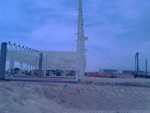 Construcción de armadura metálica blanca, demostrando un claro ejemplo de tipos de herrería estructural industrial en proceso.