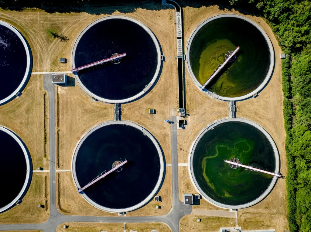 Foto de una explanada con plantas donde realizamos mantenimiento de plantas de tratamiento de aguas residuales