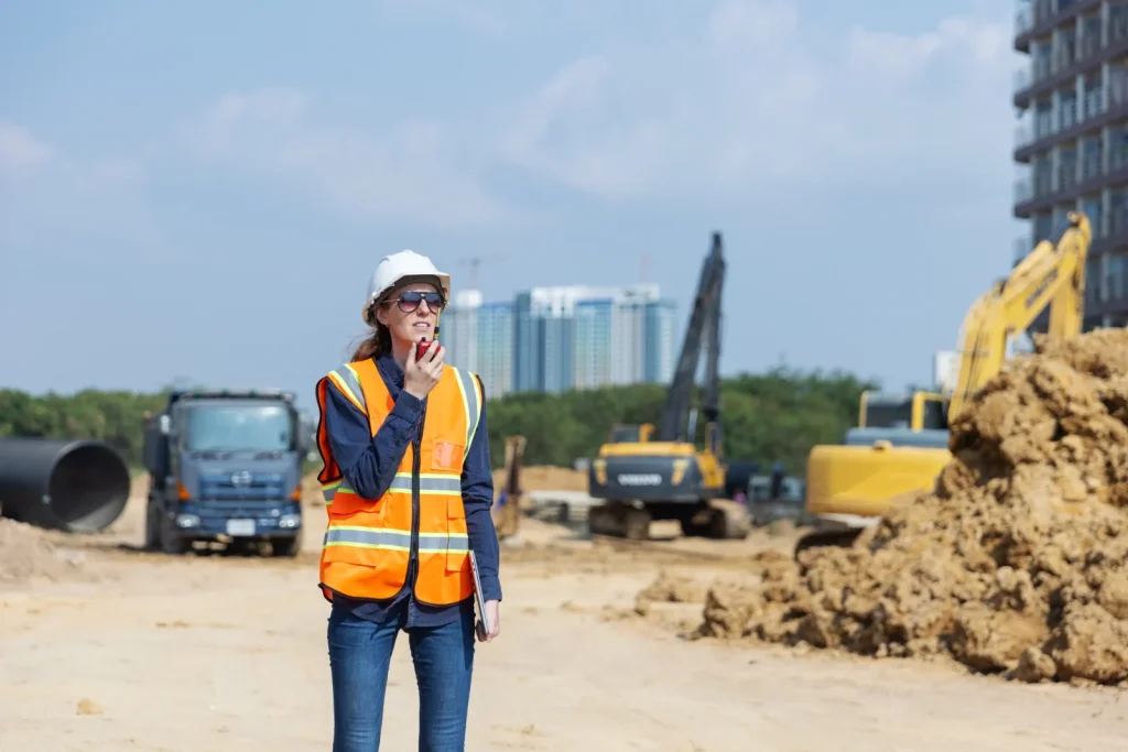 Fotografía de una mujer encargada de ser la residente de obra para supervisar la construcción de GRUPO S3